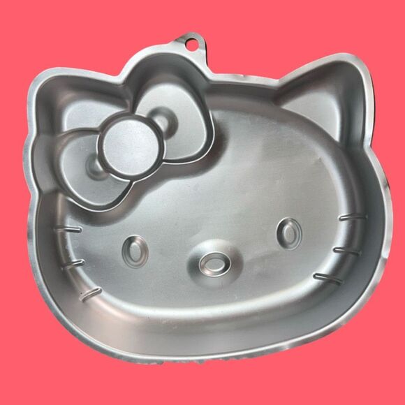 2012 Sanrio Hello Kitty Birthday Cake Mold - Picture 3 of 3